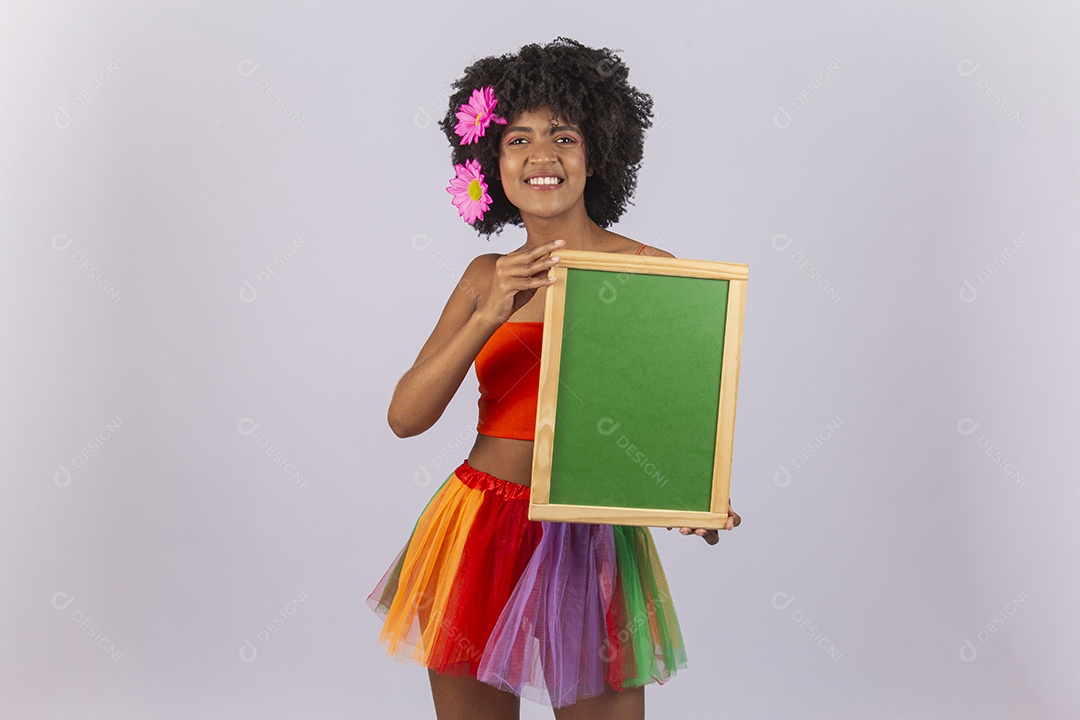 Linda mulher negra vestida com fantasia de carnaval segurando um pequeno quadro.