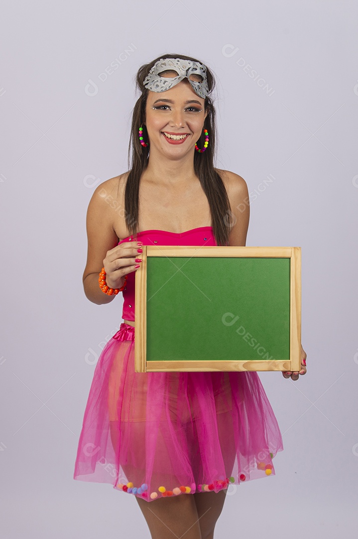 Linda mulher vestida com fantasia de carnaval segurando um pequeno quadro.