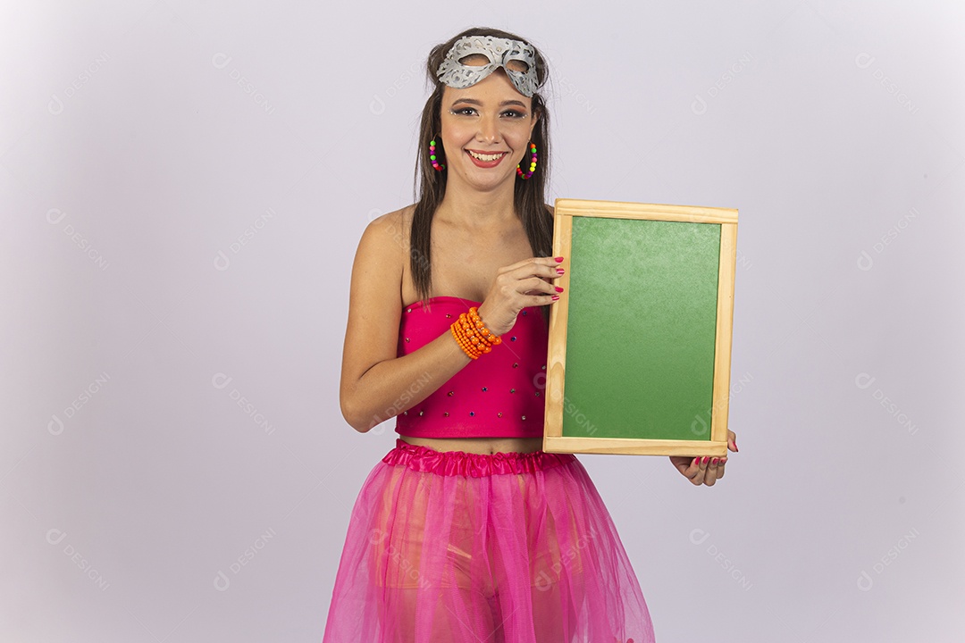 Linda mulher vestida com fantasia de carnaval segurando um pequeno quadro.