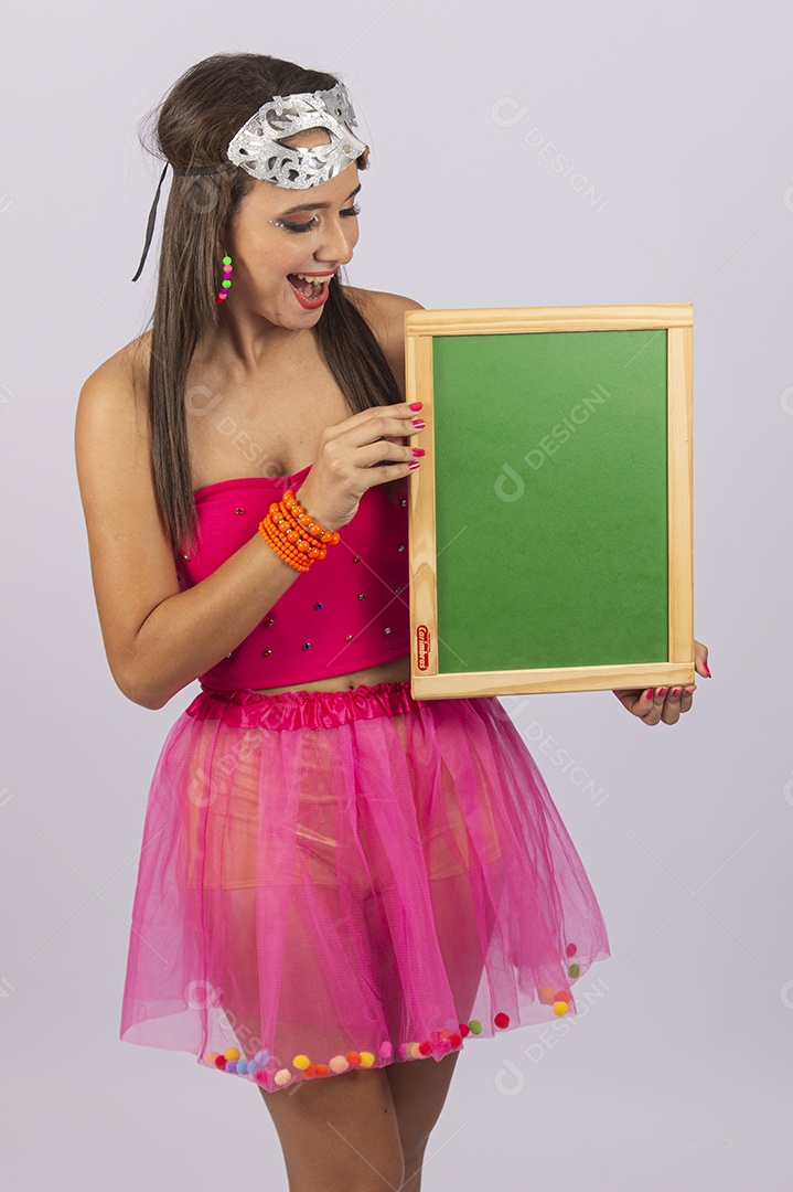 Linda mulher vestida com fantasia de carnaval segurando um pequeno quadro.