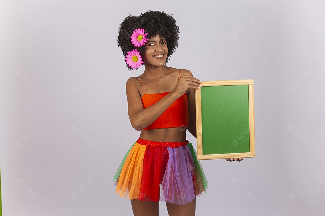 Linda mulher negra vestida com fantasia de carnaval segurando um pequeno quadro.