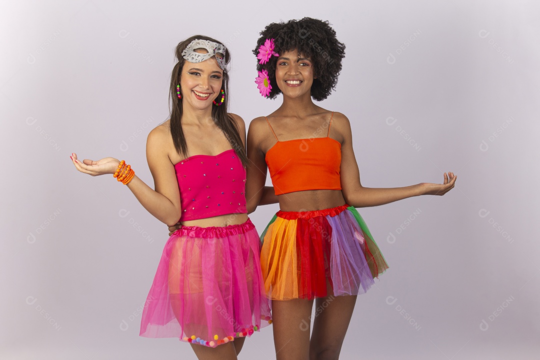 Duas lindas mulheres vestida com fantasia de carnaval.