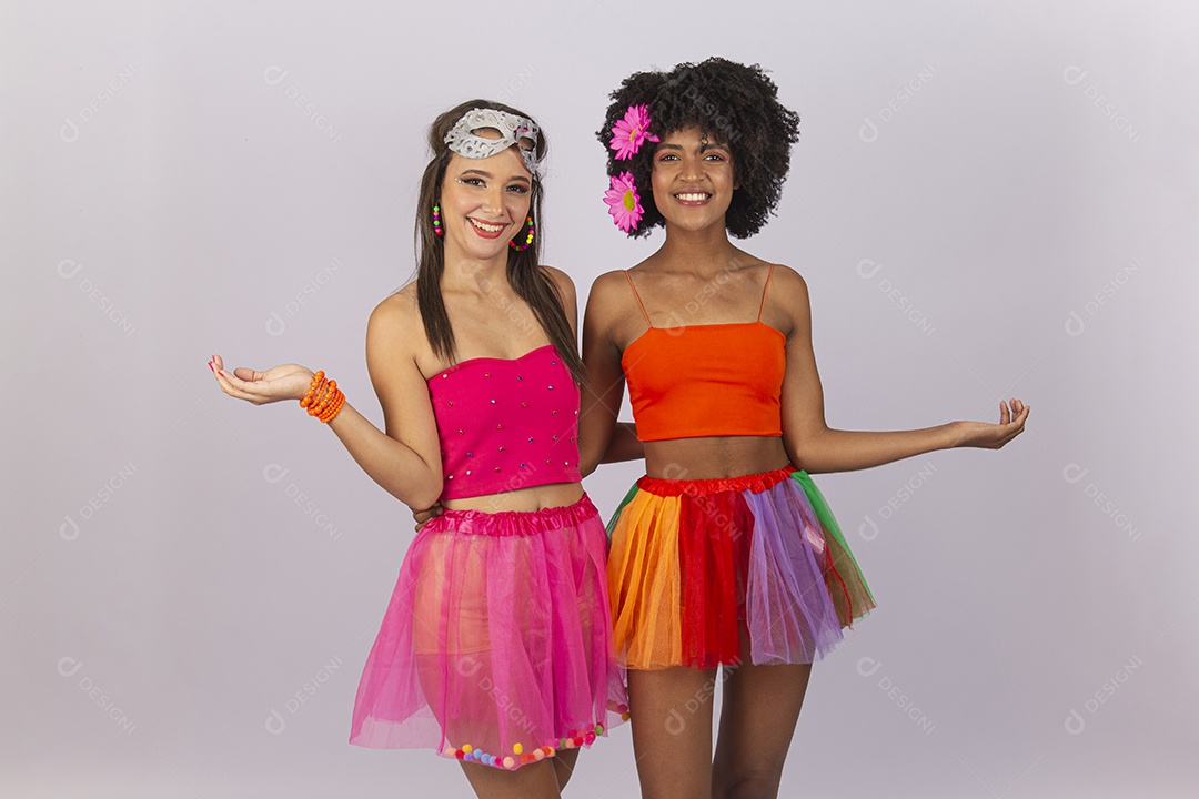 Duas lindas mulheres vestida com fantasia de carnaval.