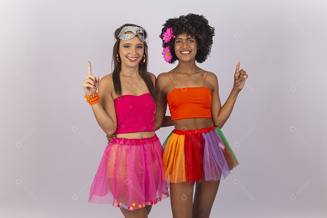 Duas lindas mulheres vestida com fantasia de carnaval.