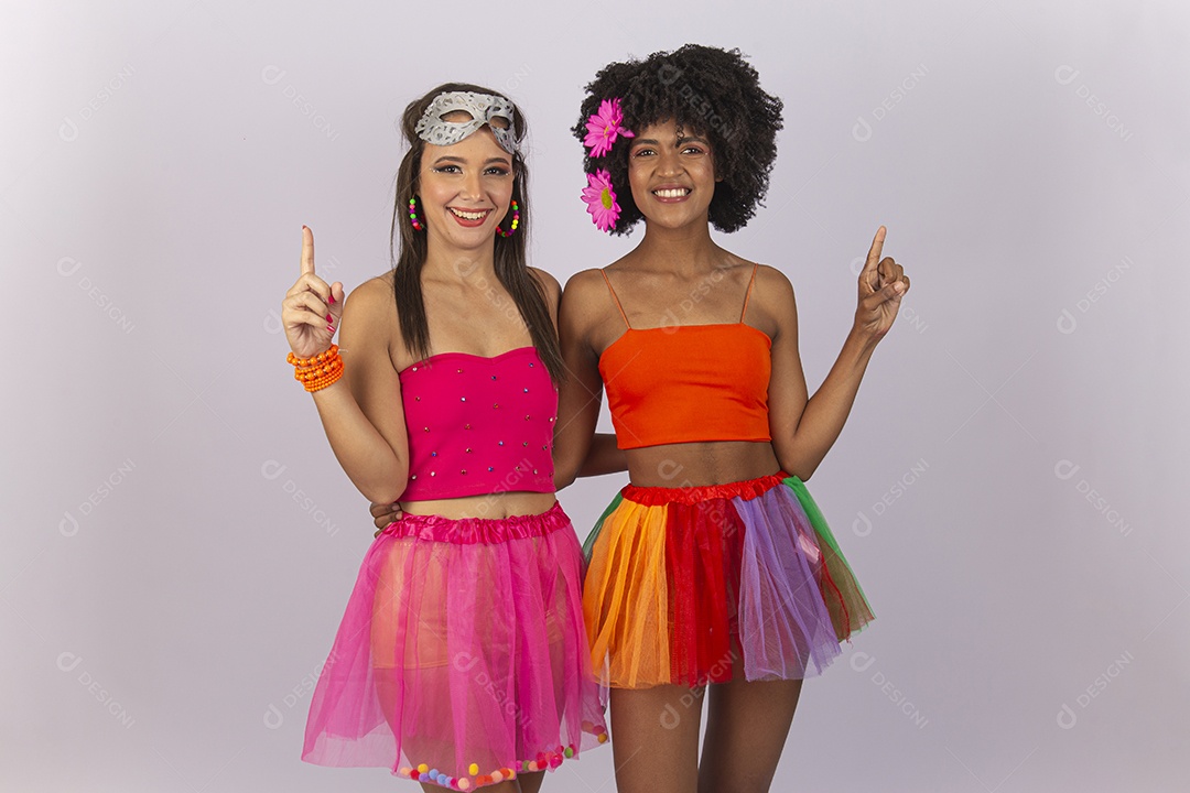 Duas lindas mulheres vestidas com fantasia de carnaval apontando para cima