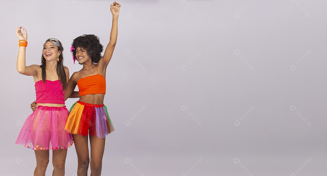 Duas lindas mulheres vestidas com fantasia de carnaval.