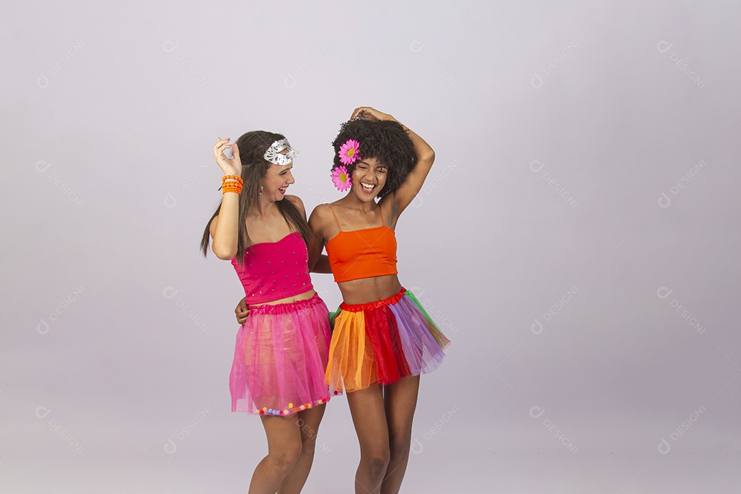 Duas lindas mulheres vestidas com fantasia de carnaval.