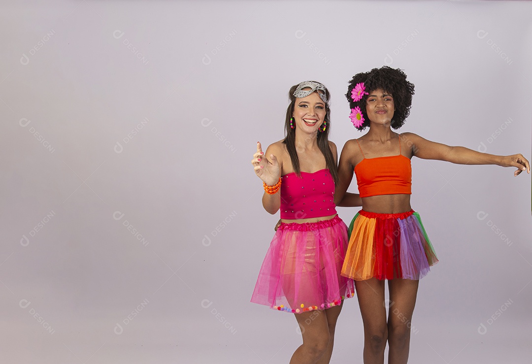 Duas lindas mulheres vestidas com fantasia de carnaval.