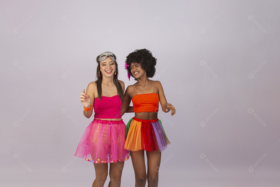 Duas lindas mulheres vestidas com fantasia de carnaval.