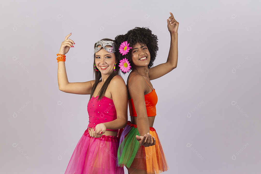 Duas lindas mulheres vestida com fantasia de carnaval