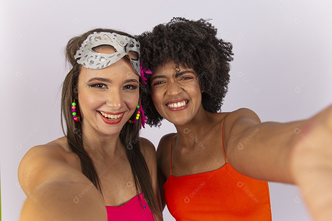 Duas lindas mulheres vestida com fantasia de carnaval