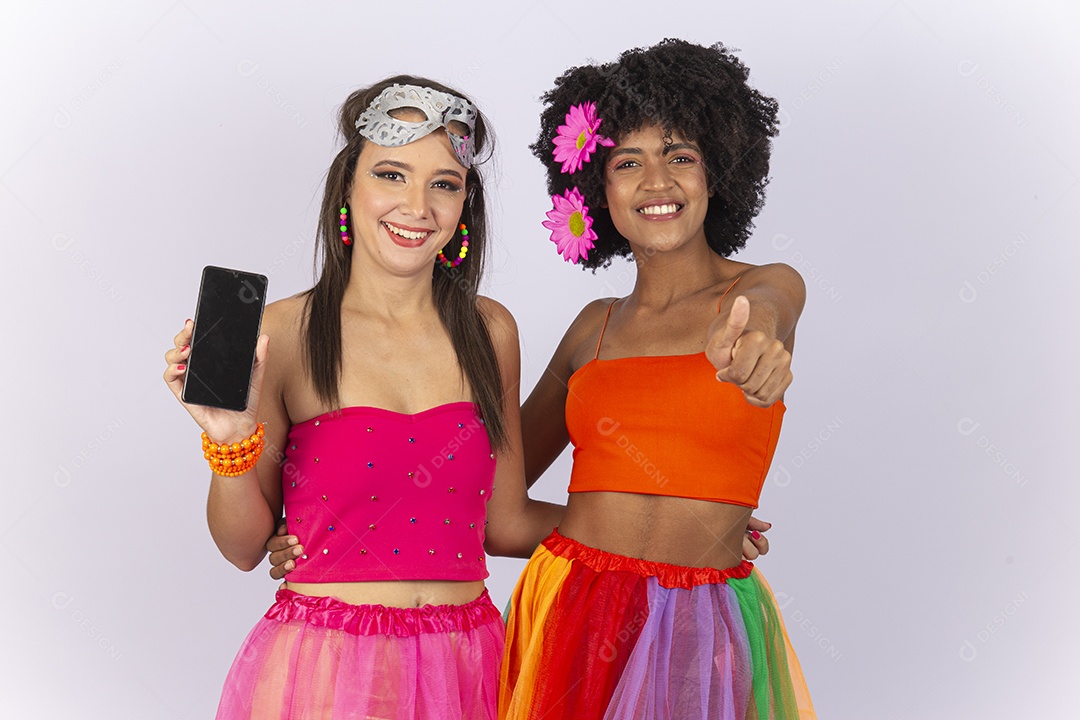 Duas lindas mulheres vestida com fantasia de carnaval