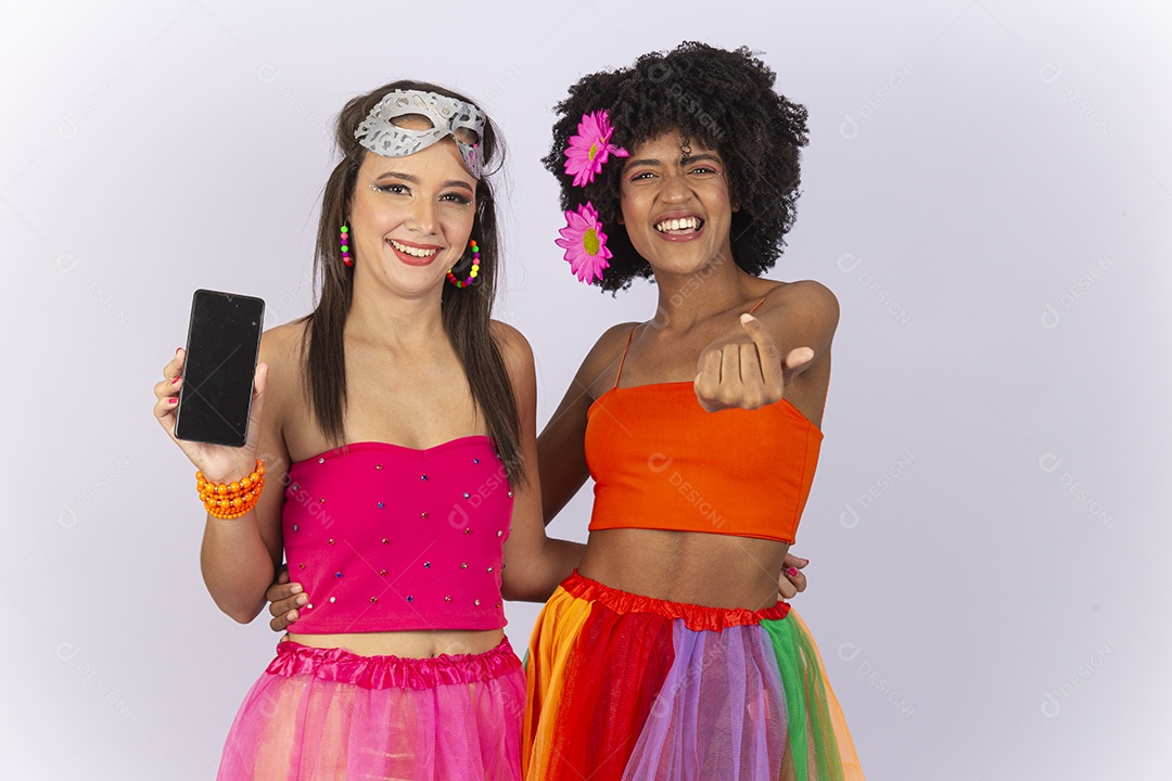 Duas lindas mulheres vestida com fantasia de carnaval