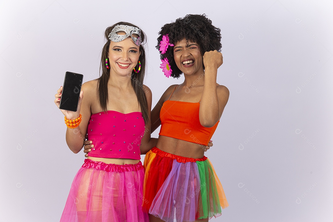 Duas lindas mulheres vestida com fantasia de carnaval