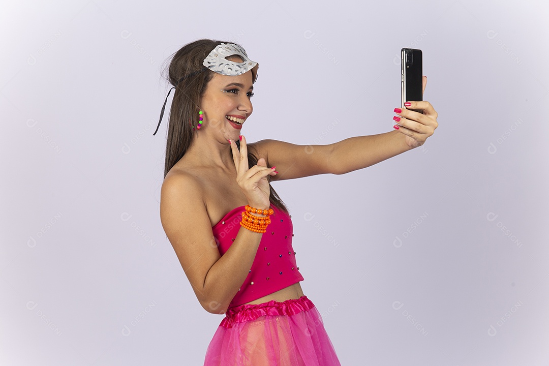 Linda mulher vestida com fantasia de carnaval tirando uma selfie.