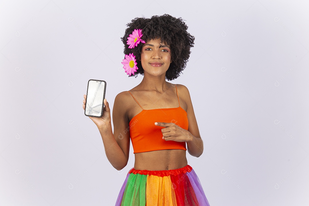 Linda mulher vestida com fantasia de carnaval segurando celular.