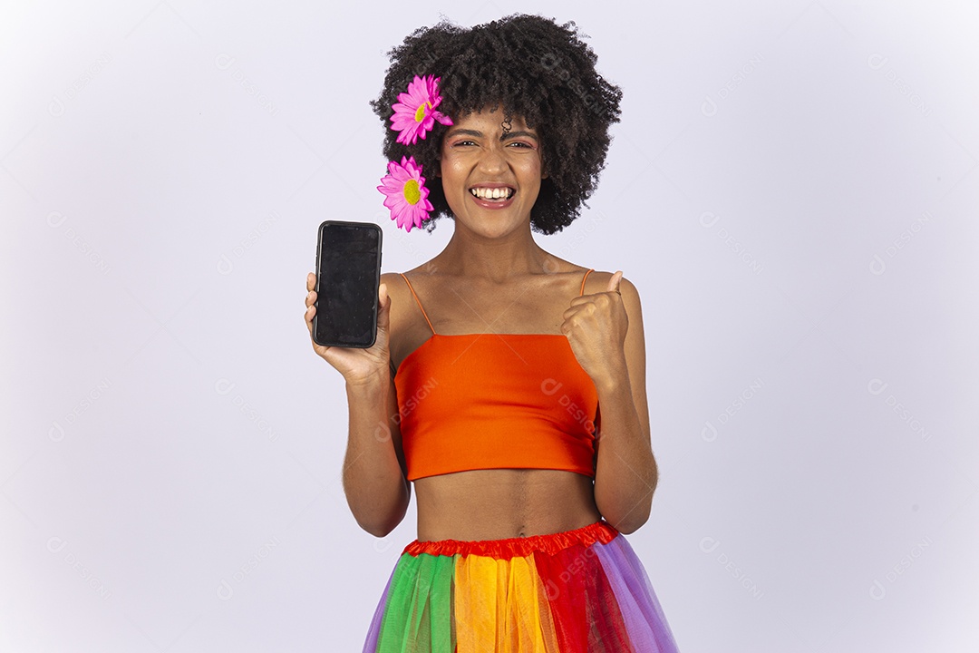 Linda mulher negra vestida com fantasia de carnaval segurando celular.