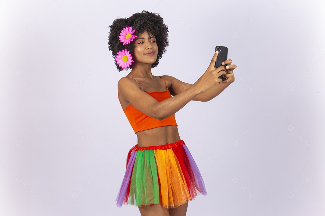 Linda mulher negra vestida com fantasia de carnaval tirando uma selfie.