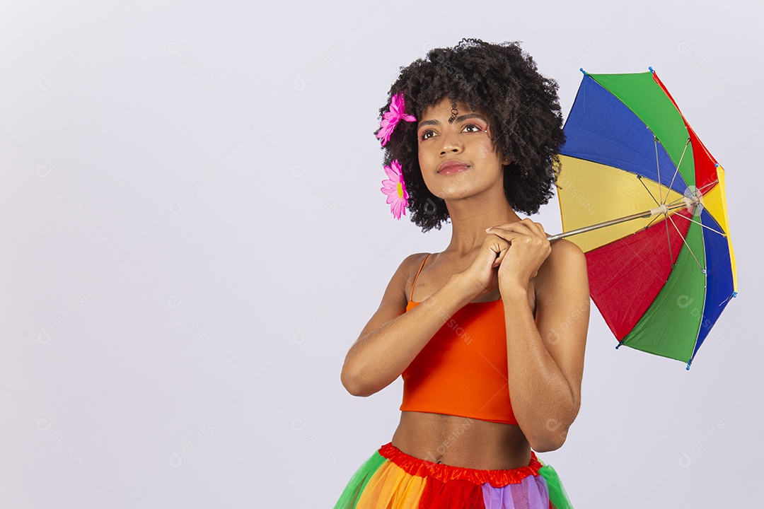 Linda mulher negra vestida com fantasia de carnaval.