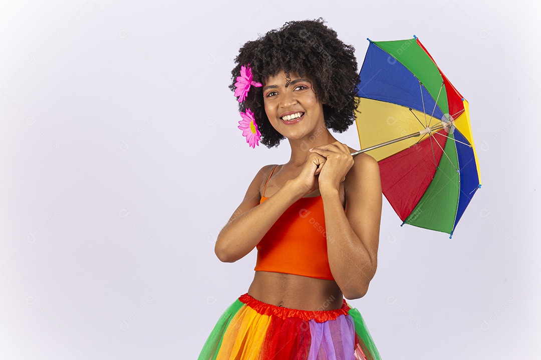 Linda mulher negra vestida com fantasia de carnaval.