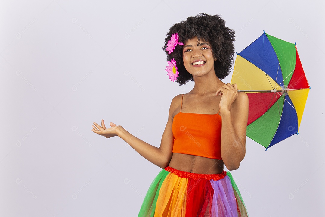 Linda mulher negra vestida com fantasia de carnaval estilo frevo.