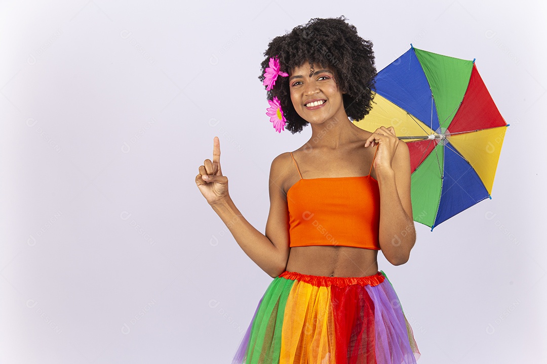 Linda mulher negra vestida com fantasia de carnaval estilo frevo.