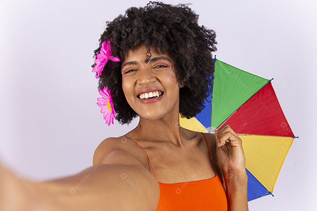 Linda mulher negra vestida com fantasia de carnaval estilo frevo.