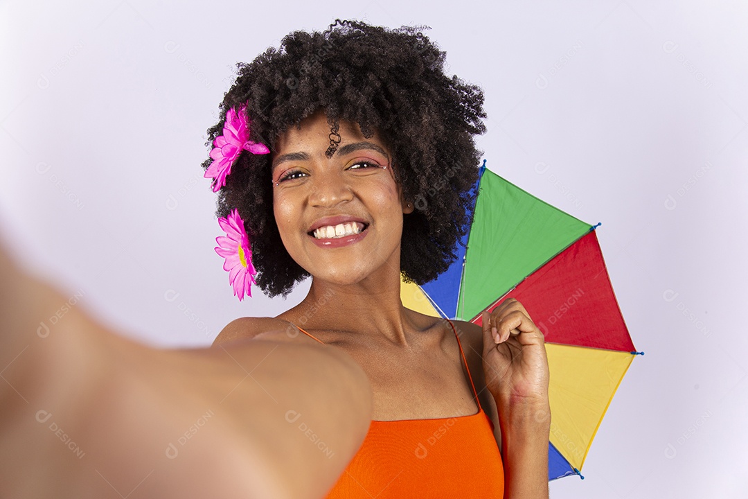 Linda mulher negra vestida com fantasia de carnaval estilo frevo.