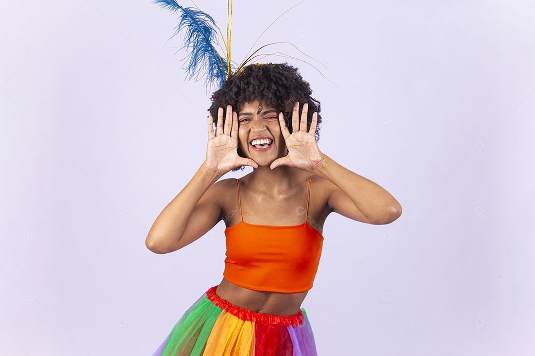 Linda mulher negra vestida com fantasia de carnaval.