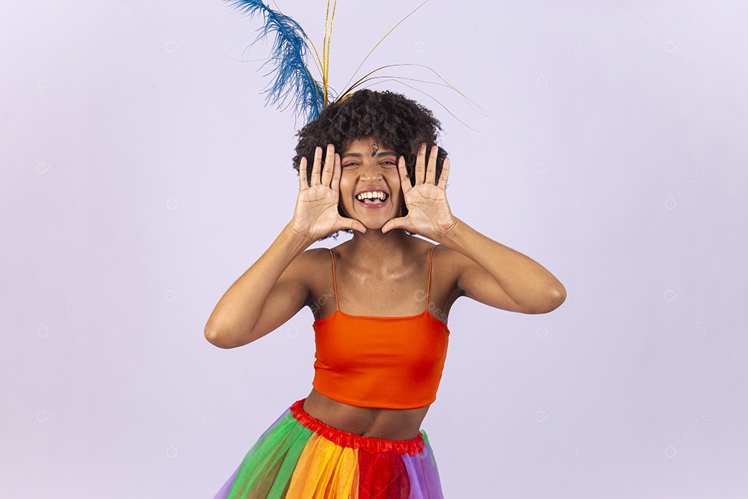 Linda mulher negra vestida com fantasia de carnaval.