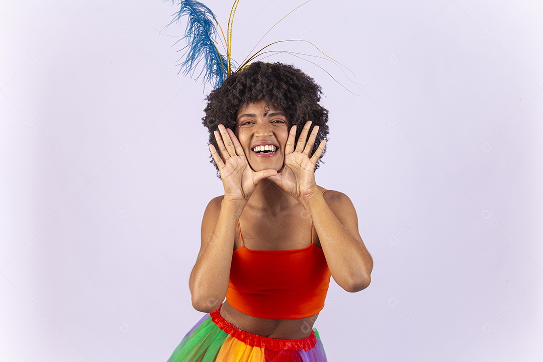 Linda mulher negra vestida com fantasia de carnaval estilo frevo.