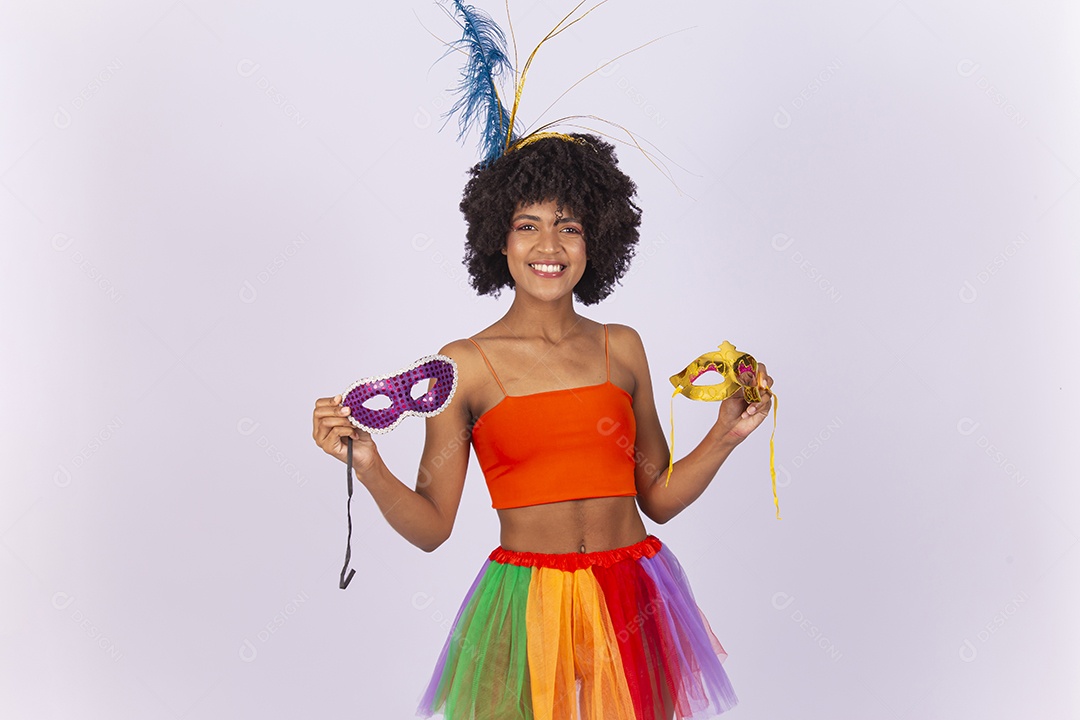 Linda mulher negra vestida com fantasia de carnaval.