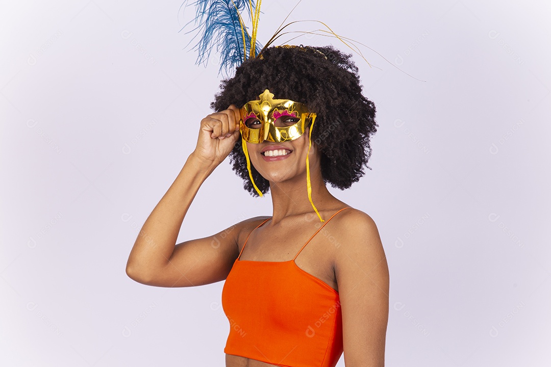 Linda mulher negra usando máscara de carnaval.