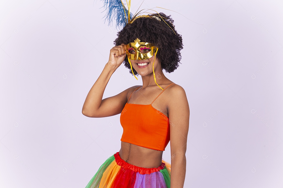 Linda mulher negra usando máscara de carnaval.