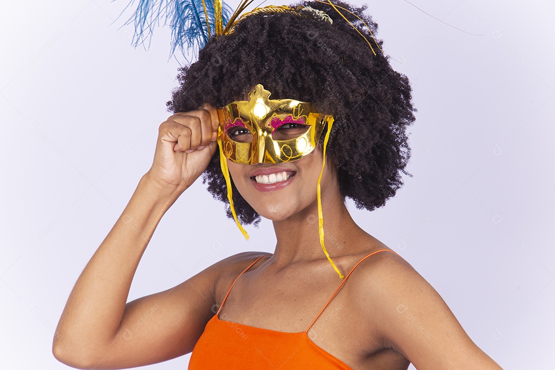 Linda mulher negra usando máscara de carnaval.