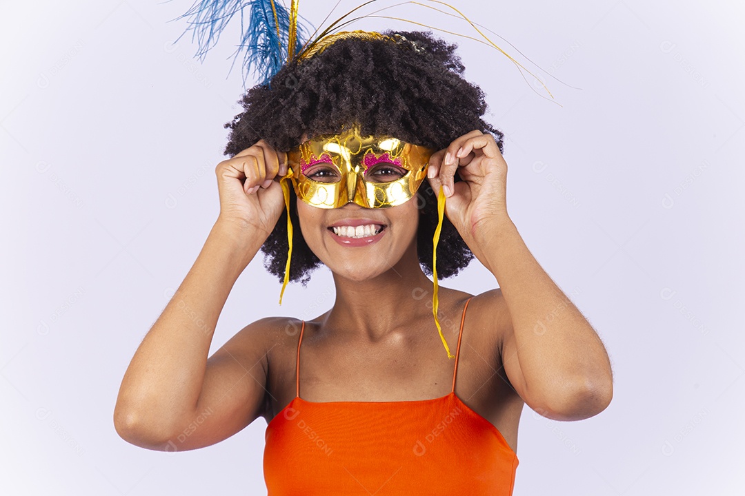 Linda mulher negra usando máscara de carnaval.
