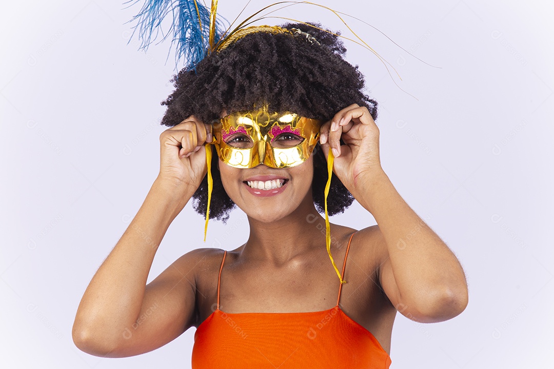 Linda mulher negra usando máscara de carnaval.