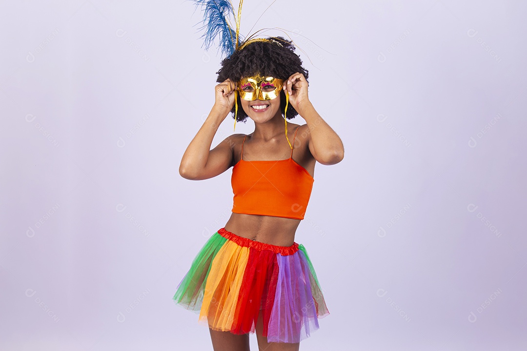Linda mulher negra vestida com fantasia de carnaval.