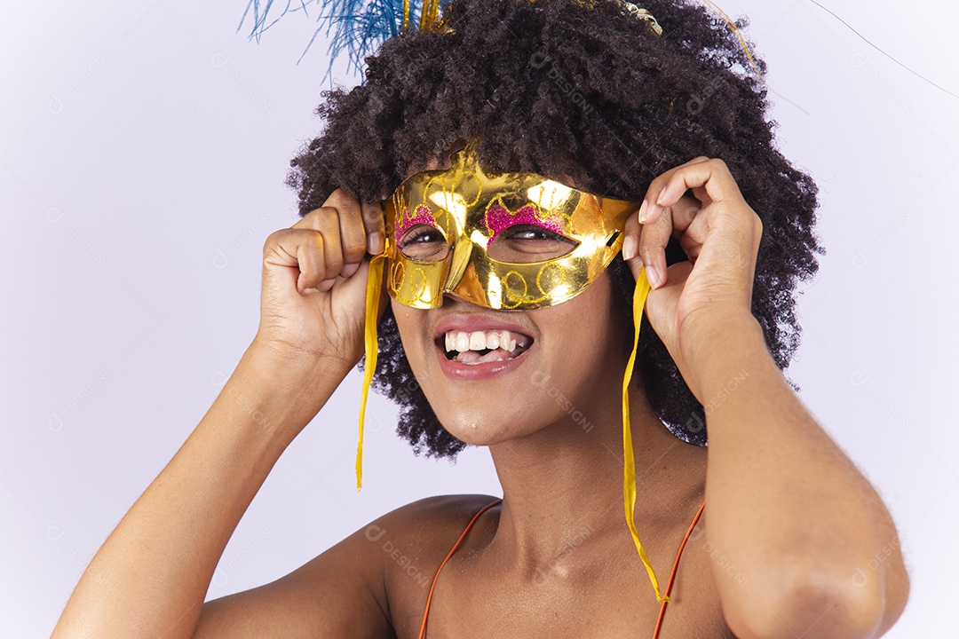 Linda mulher negra usando máscara de carnaval.