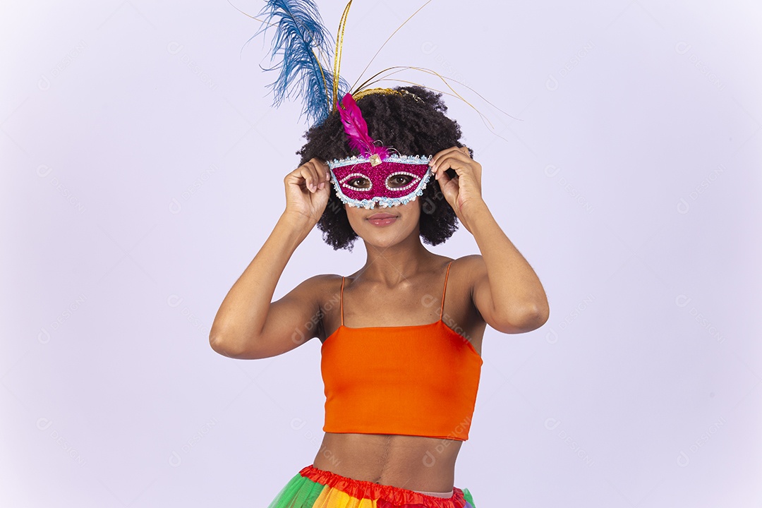 Linda mulher negra usando máscara de carnaval.