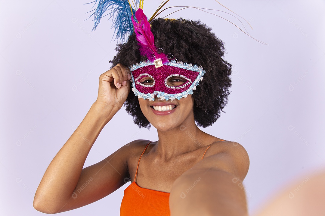 Linda mulher negra usando máscara de carnaval.