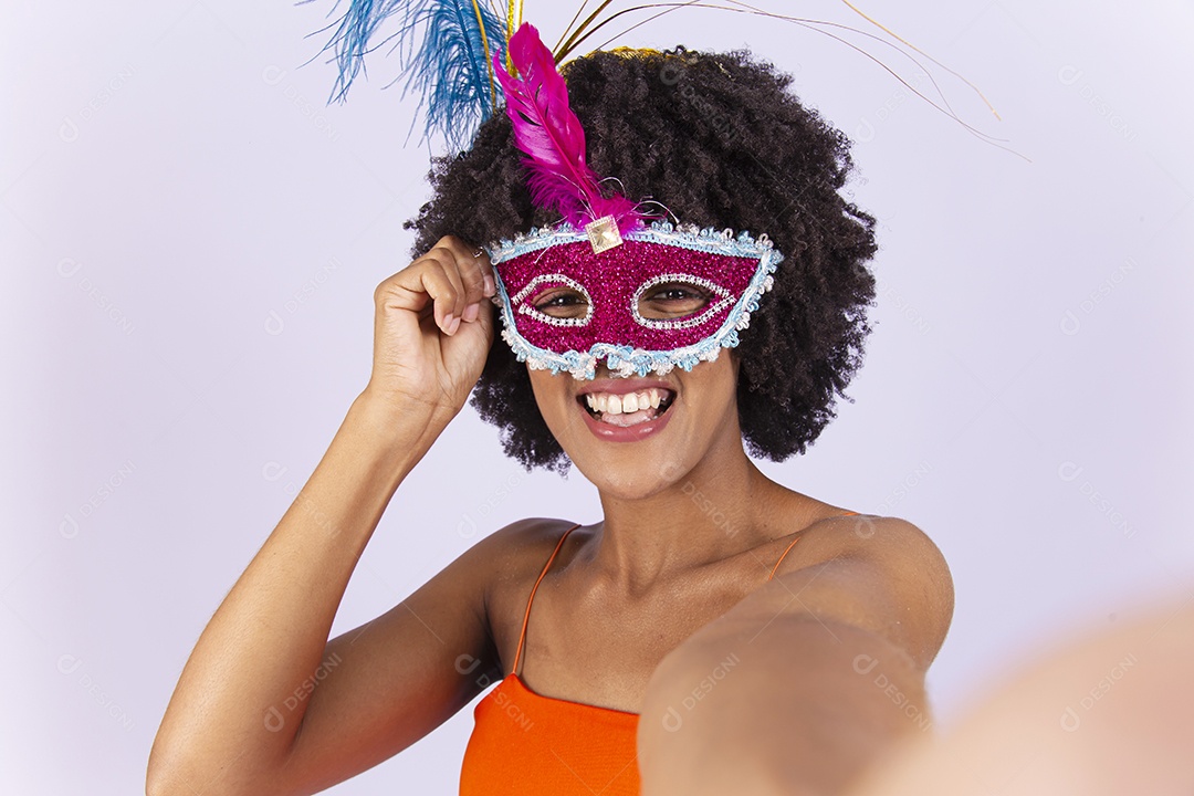 Linda mulher negra usando máscara de carnaval.