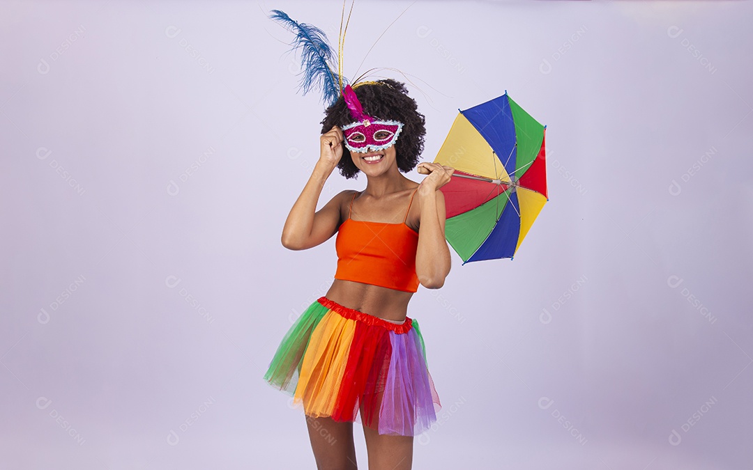 Linda mulher negra vestida com fantasia de carnaval estilo frevo.