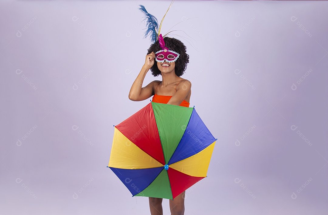 Linda mulher negra vestida com fantasia de carnaval estilo frevo.