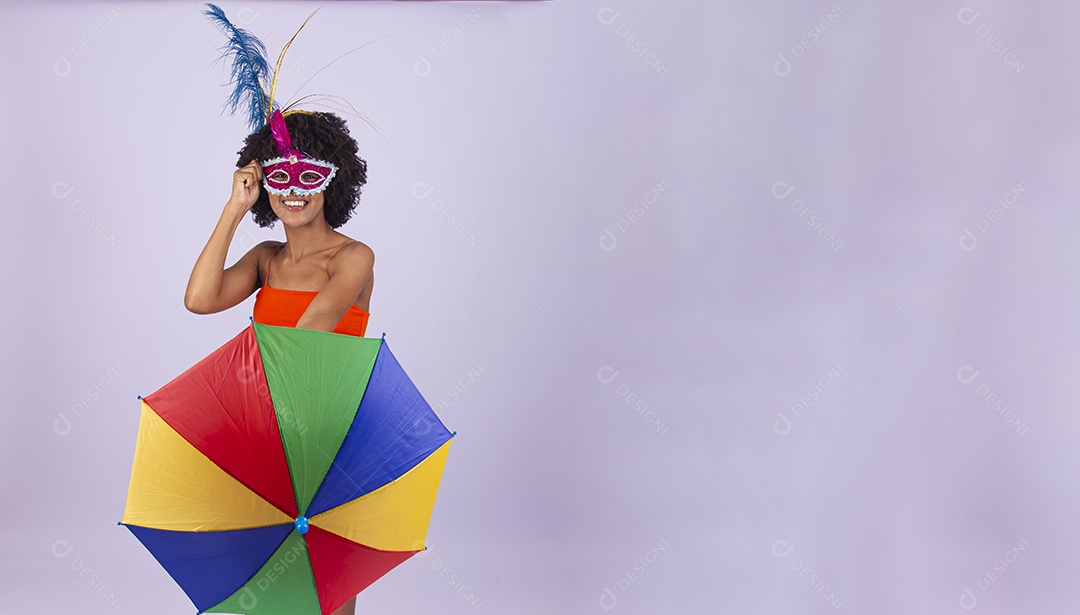 Linda mulher negra vestida com fantasia de carnaval estilo frevo.