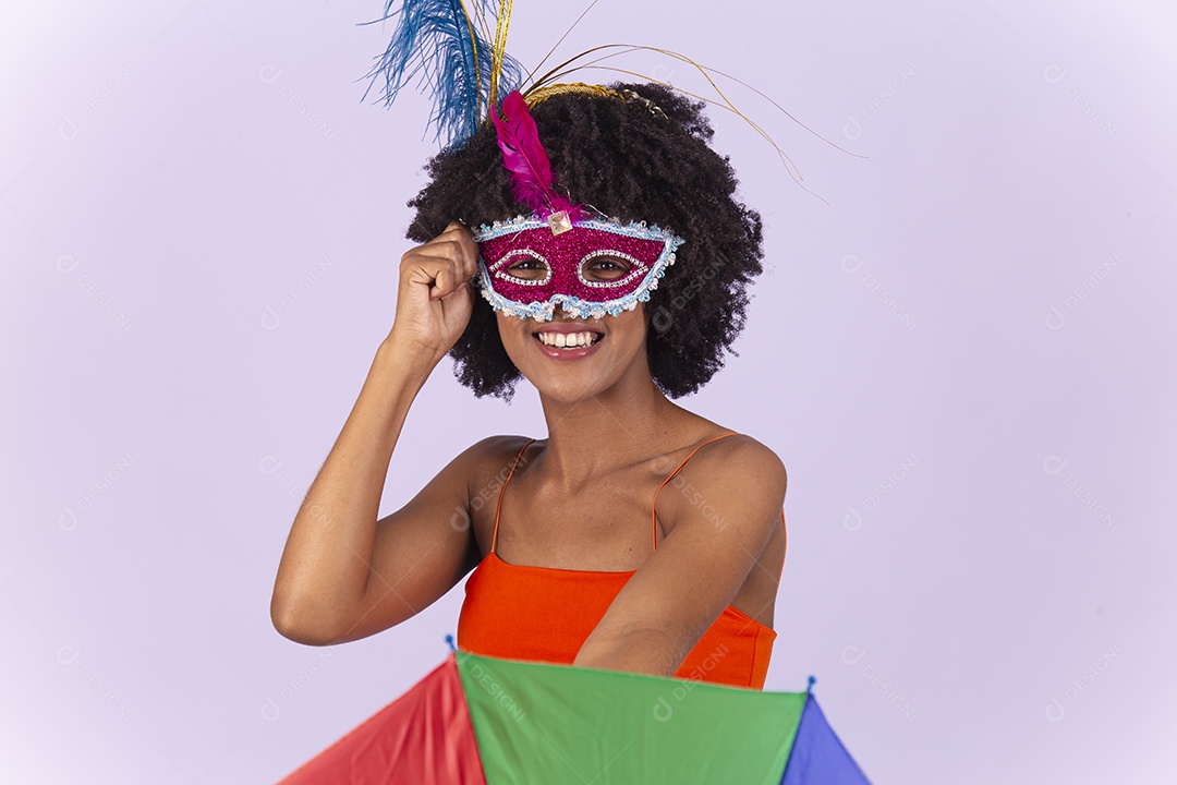 Linda mulher negra usando máscara de carnaval.