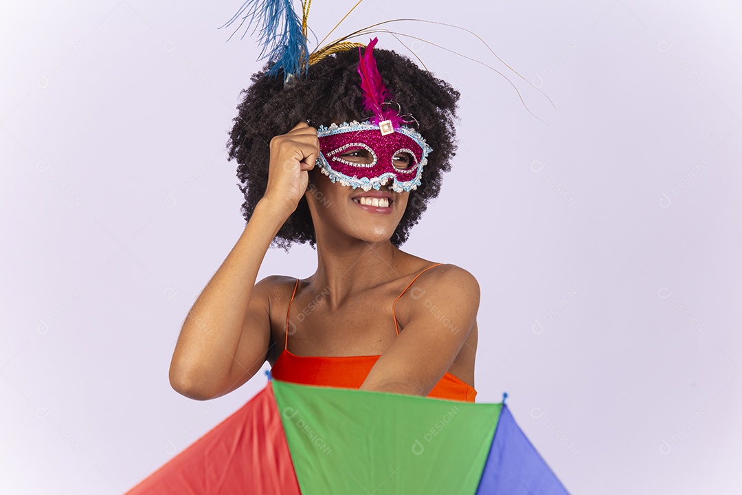 Linda mulher negra usando máscara de carnaval.