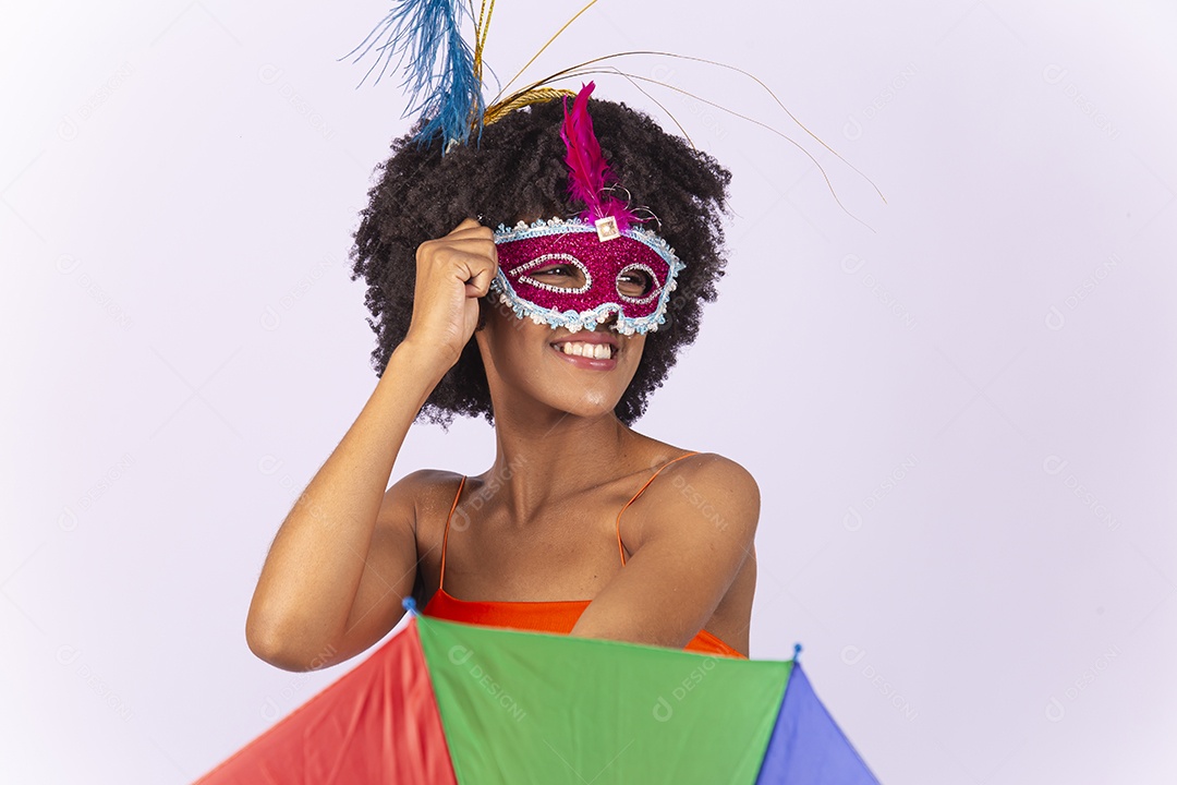 Linda mulher negra usando máscara de carnaval.
