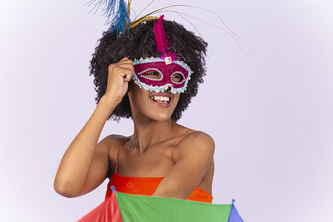 Linda mulher negra usando máscara de carnaval.