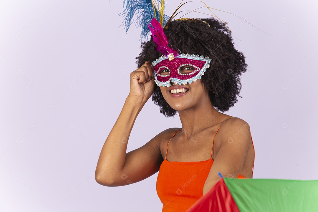 Linda mulher negra usando máscara de carnaval.